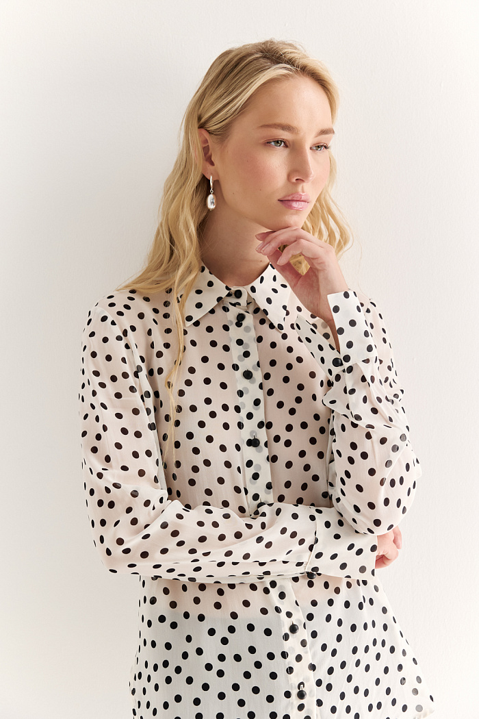 Классическая блуза в горох из 100% вискозы: лёгкость и ретро-шарм

Эта блуза сочетает в себе безупречный крой и игривый принт, придавая образу женственность и изысканность. Прямой силуэт, острый воротник и манжеты с пуговицами делают модель универсальной — как для офиса, так и для расслабленного городского образа.

Мягкая вискоза дарит комфорт, красиво драпируется и позволяет коже дышать, а узор в горох добавляет нотку винтажной элегантности.

Женственный акцент в вашем базовом гардеробе.
