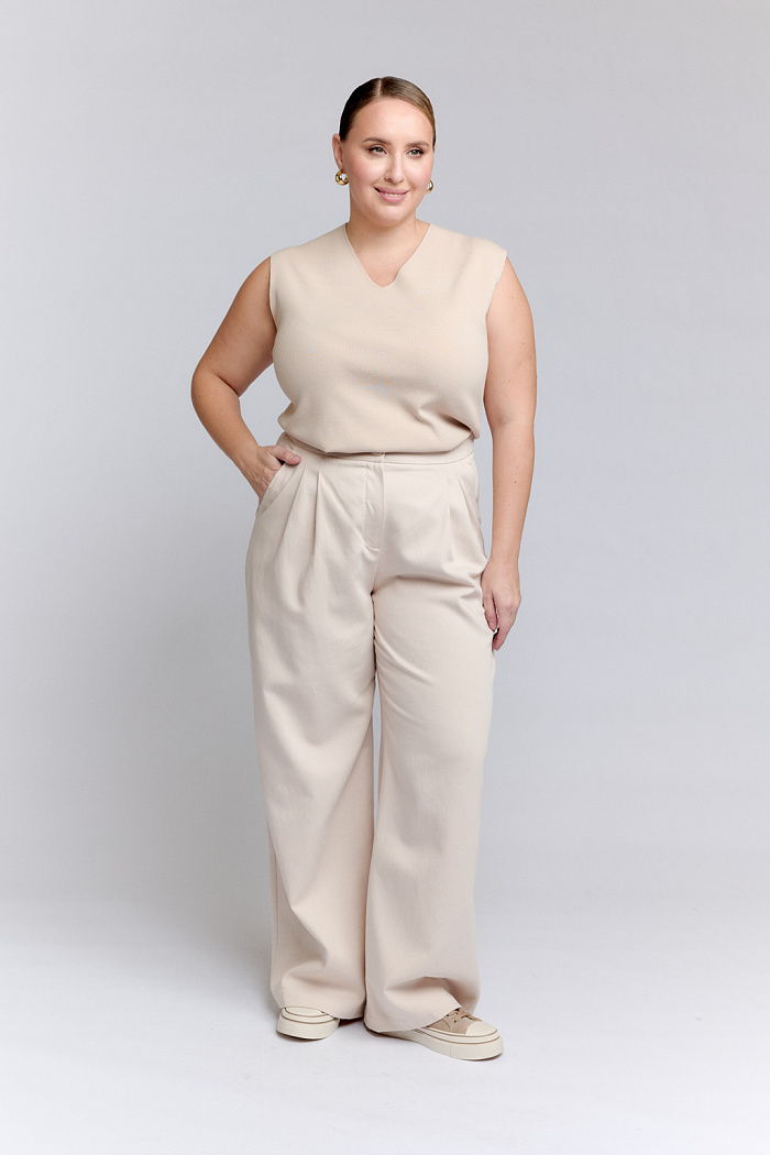 Широкие брюки с тремя складками по талии.