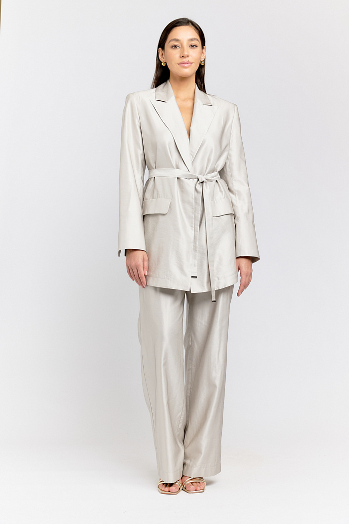 Брюки прямого кроя на поясе, сзади резинка. Застежка на пуговицу и молнию.