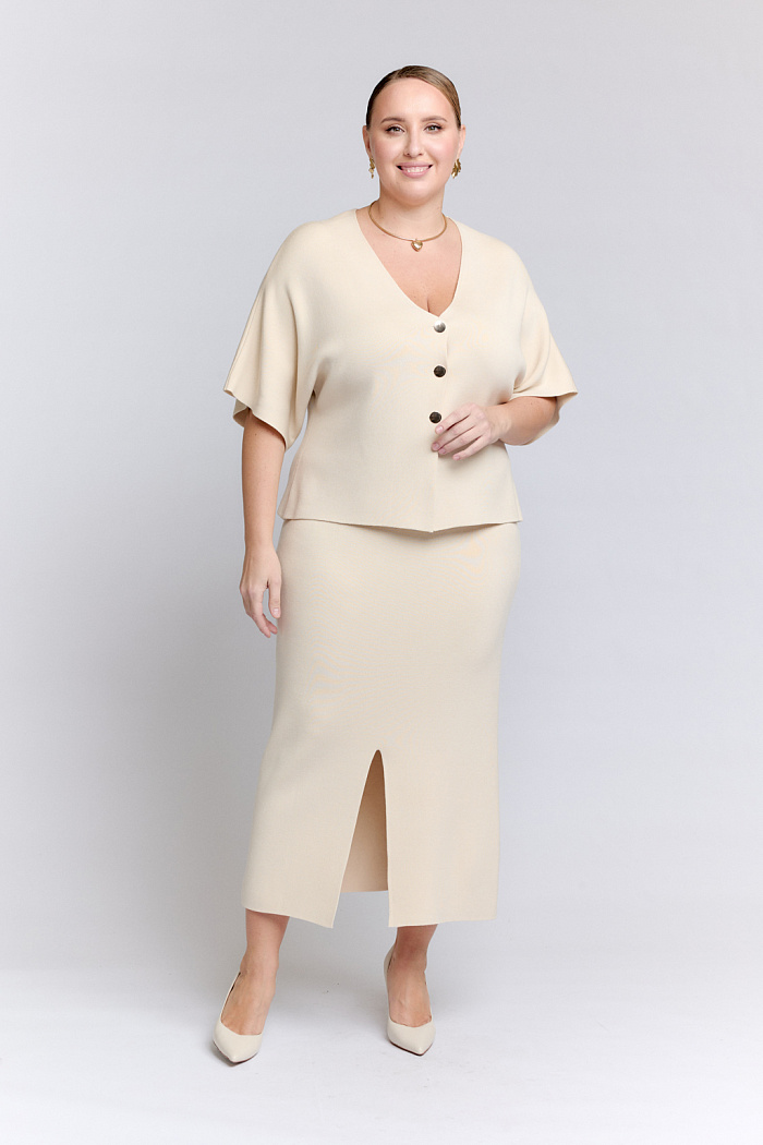 Юбка прилегающего силуэта зауженная книзу длиной миди. Расположение разреза на ваш выбор: спереди или сзади.