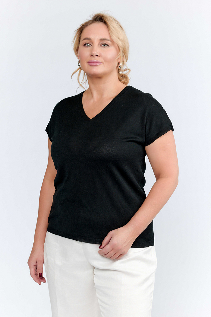 Джемпер без рукавов свободного кроя с V-образным вырезом.