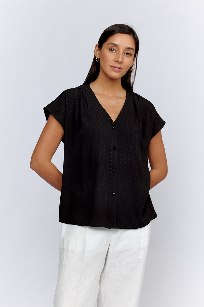 Блуза со спущенными плечами и  V-образным вырезом, застежка на пуговицах.