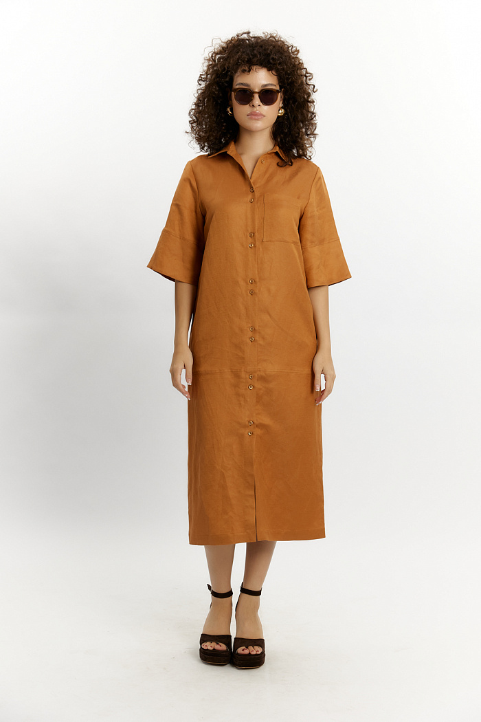 Платье с декоративной застежкой. Рукав широкий до логтя. Накладной карман спереди. Пояс из основной ткани на талии.