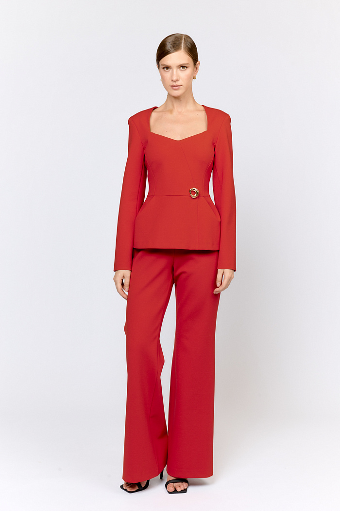 Жакет женственного приталенного силуэта с изящным фигурным вырезом горловины, малого объёма, прилегающего силуэта. Ниже линии талии баска со складками, придающими -модели эффект "тюльпан". Застегивается на потайную молнию на спинке. Выполнен из плотной трикотажной ткани с высокой эластичностью с содержанием вискозы. Вискоза делает ткань приятной к телу, обеспечивает воздухопроницаемость и пластичность. Нейлон  обеспечивает  износостойкость и стабильность насыщенного цвета.  Преимущества ткани: ткань хорошо держит форму, мягко облегая фигуру.  Не сминается, не требует особого ухода. Позволяет коже "дышать".  Трикотажный жакет сможет стать альтернативным решением классическому в гардеробе.