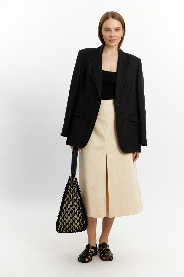 Юбка с карманами и со складкой в передней части.