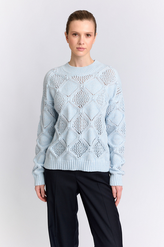 Джемпер со спущенными плечами и вязкой имитирующей ромбы.