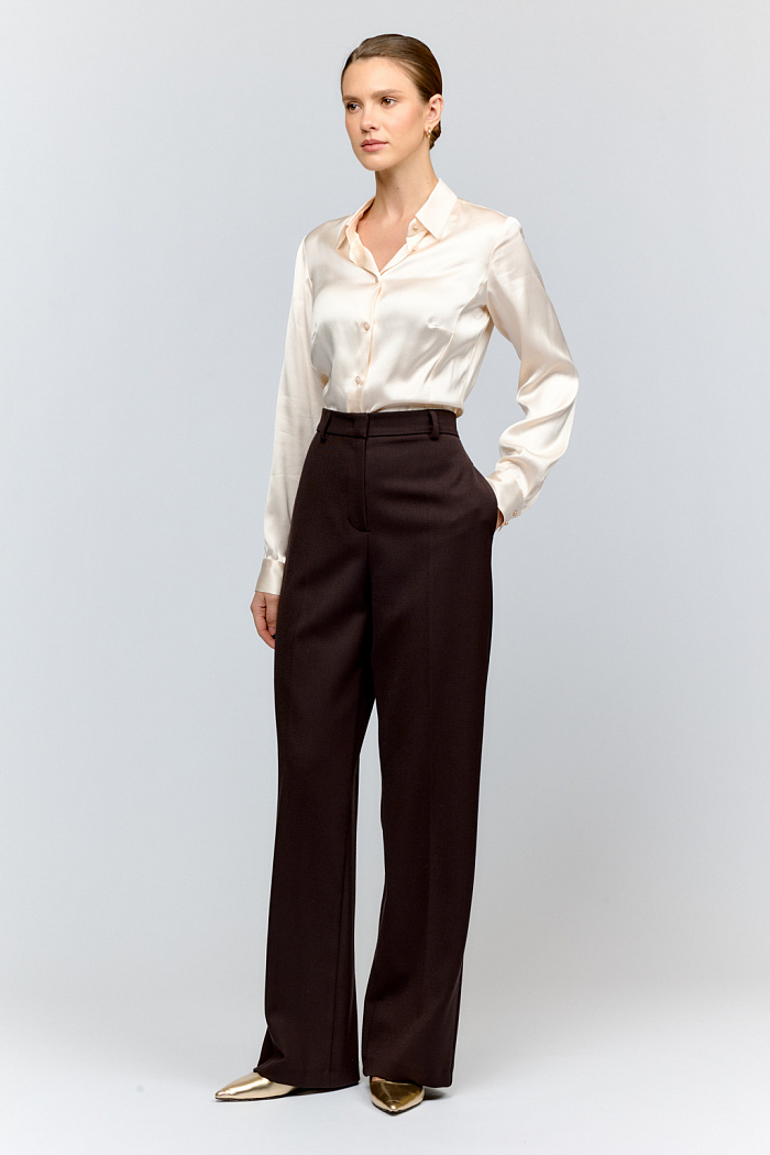 Элегантные прямые брюки со средней посадкой из фактурной костюмной ткани в трендовом шоколадном цвете. Модель отличается отличной посадкой, которая подходит на любой тип фигуры. Брюки можно использовать в качестве незанимой базы для создания луков в стиле офис кор.