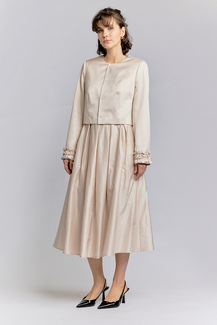 Жакет укороченный прямого кроя с длинны рукавом. Застежка на 4 пуговицы.