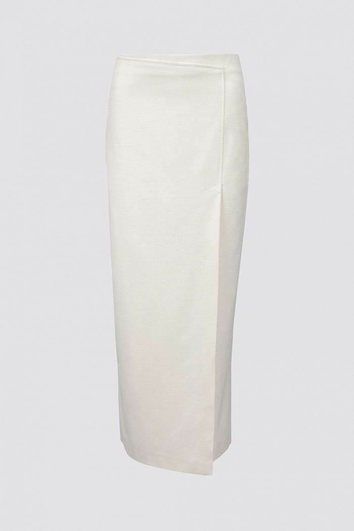 Юбка макси с запахом по передней части и разрезом на задней части. Посадка на талии.