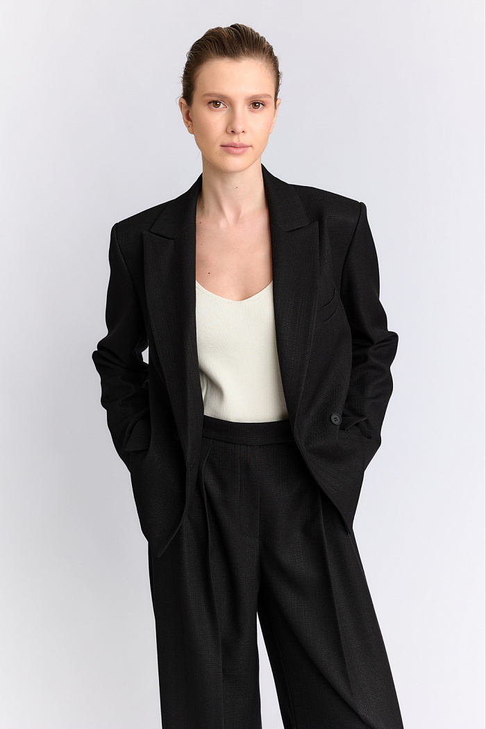 Жакет укороченный, двубортный  с широкой линий плеч и необработанными срезами.