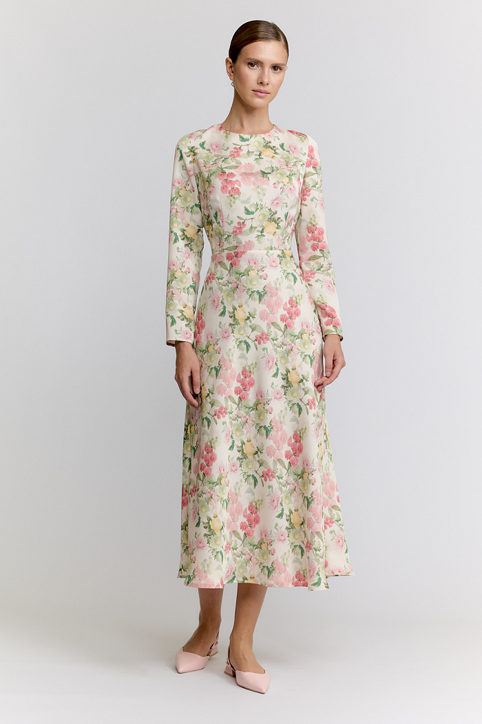 Платье длиной миди с отрезной юбкой трапециевидного силуэта.