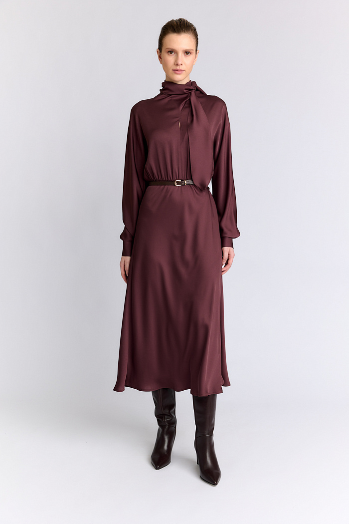 Платье длиной миди с фигурным завязывающимся бантом по полочке