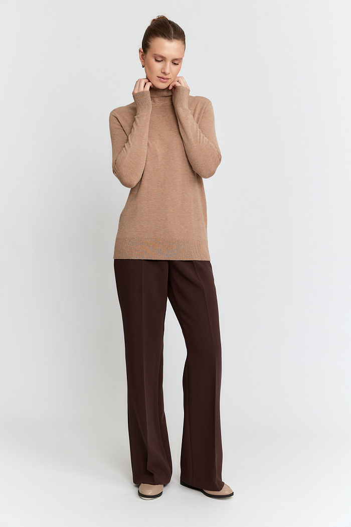 Водолазка полуприлегающего силуэта.