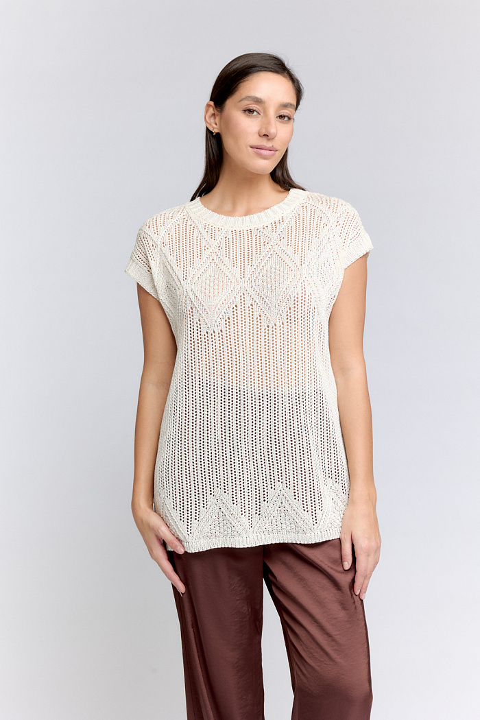 Джемпер без рукавов свободного кроя с круглым вырезом.