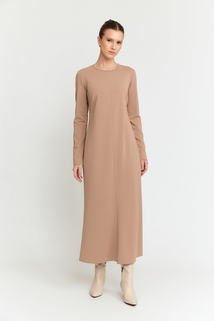 Платье полуприлегающего силуэта длиной макси.