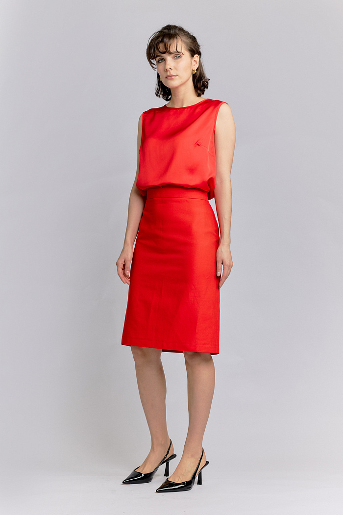 Юбка на поясе средней длины до колен. Застежка на молнию.