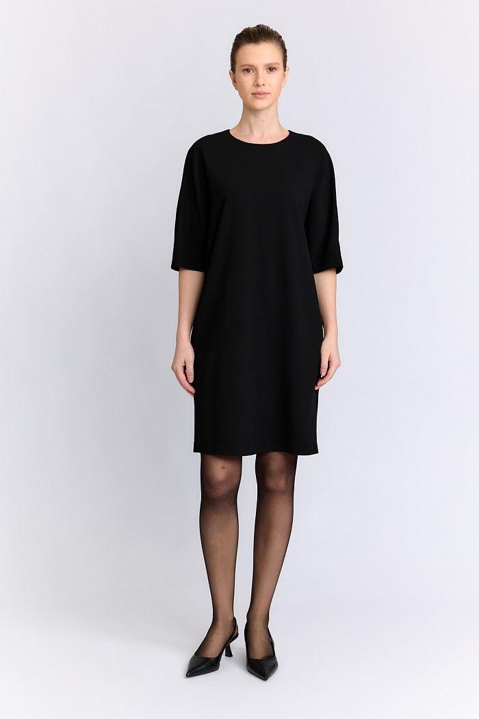 Платье силуэта кокон длиной до колен.