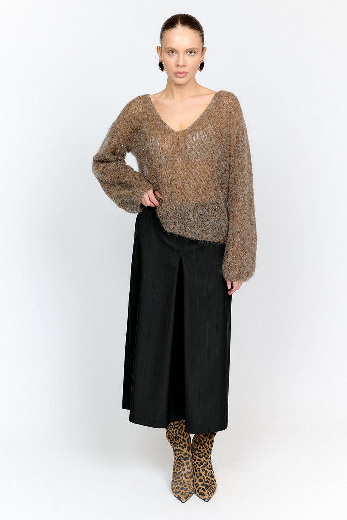 Воздушный джемпер - паутинка в шоколадном цвете из мягкой пряжи с мохером с мелкими деликатными пайетками. Модель с V-образным вырезом горловины, свободного силуэта прекрасно встроится в современные образы.