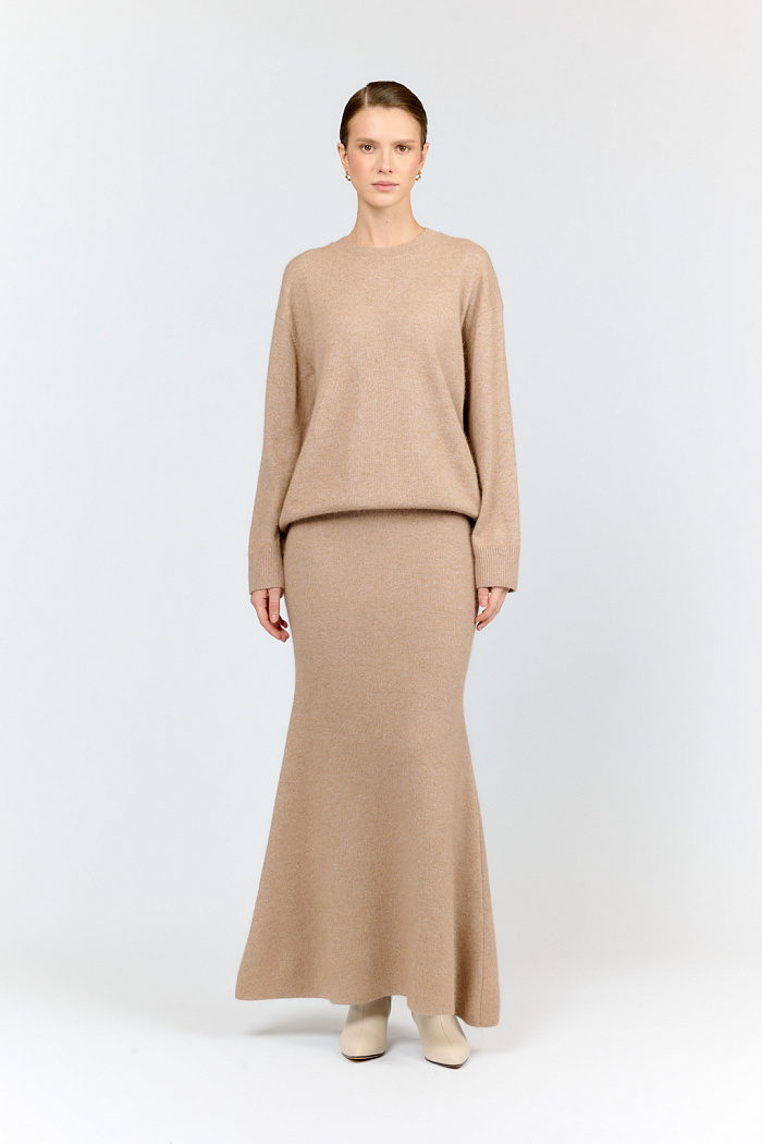 Джемпер прямого силуэта со спущенным плечом