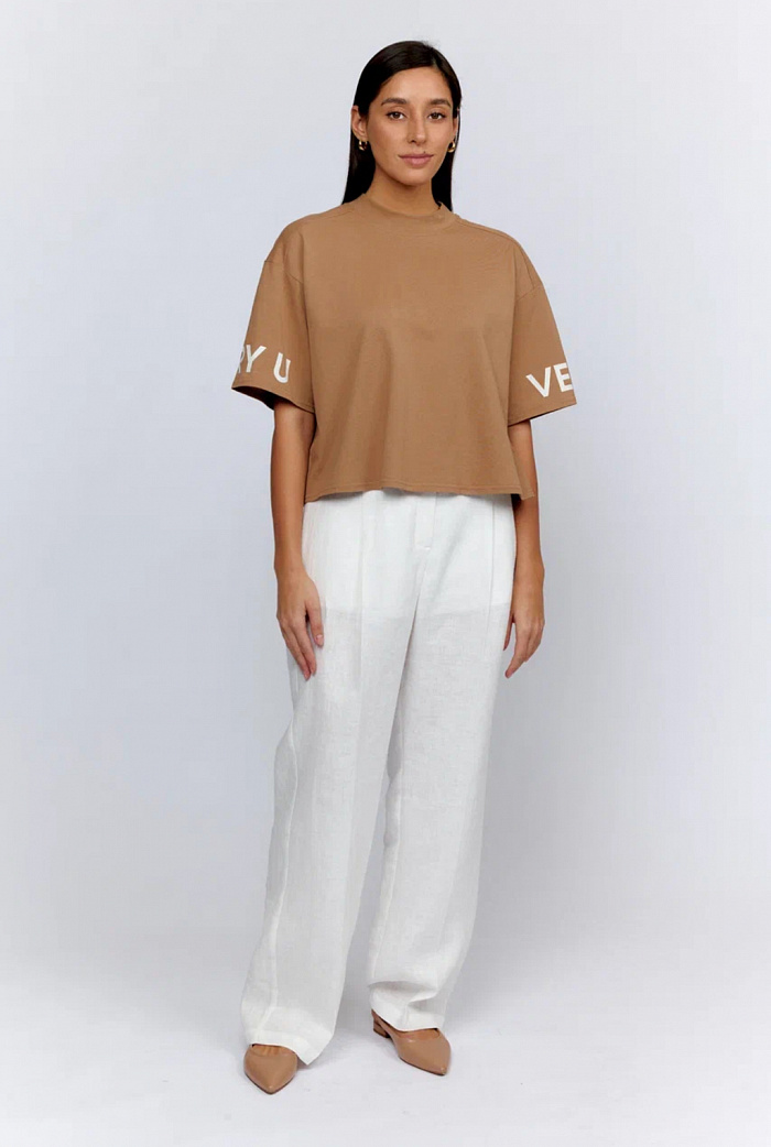 Брюки прямого силуэта на поясе и резинке по спинке. Застежка на пуговицу и молнию.