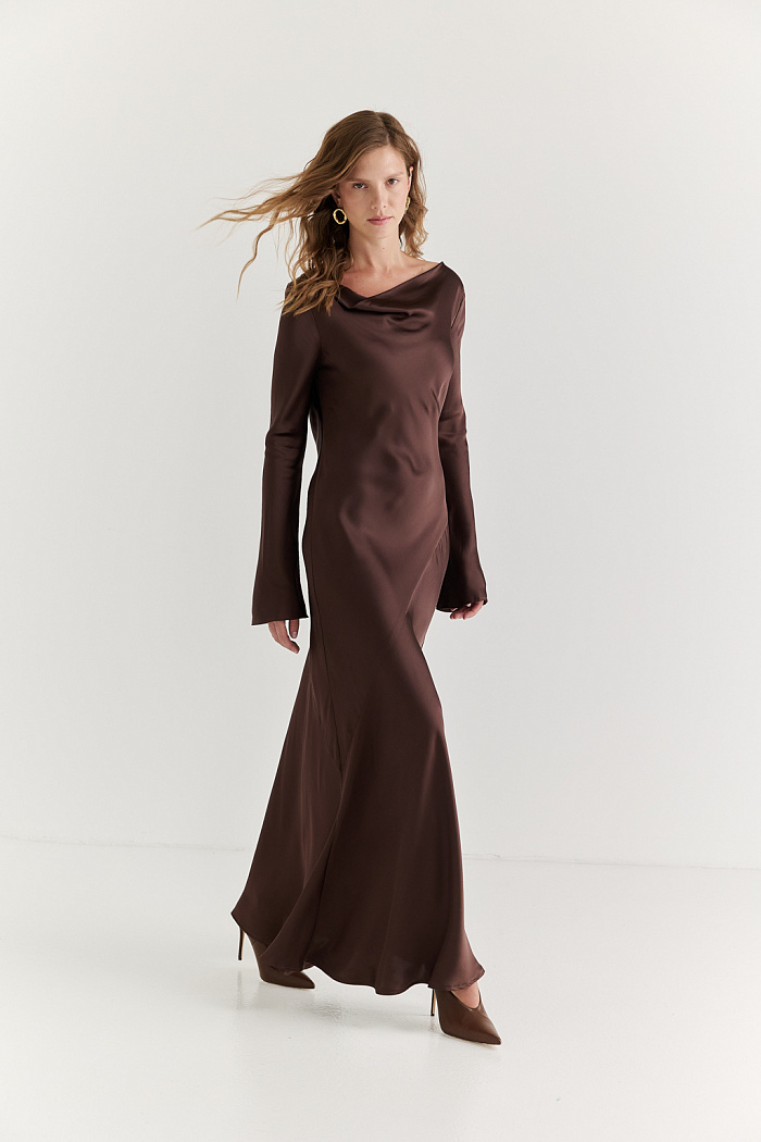 Приталенное платье макси из матовой вискозы с благородным переливом в трендовом шоколадном цвете — находка для вечерних мероприятий. Длинные расклешенные рукава и акцентная качель по спинке платья - добавляют женственности и элегантности в образ.