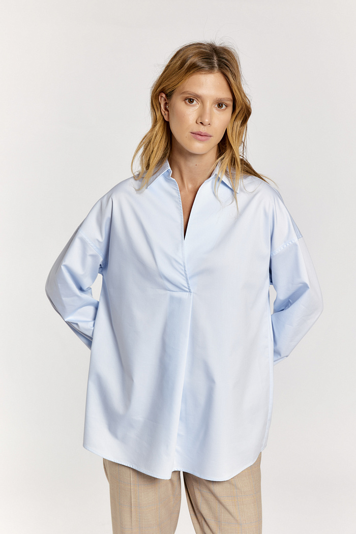 Блуза прямого силуэта с  V-образным вырезом. Рукава со сборкой по манжету.