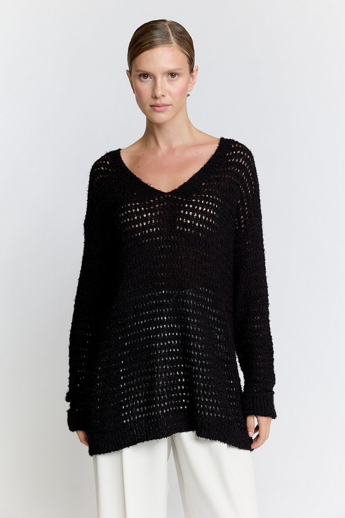 Джемпер оверсайз силуэта с V-образным вырезом горловины.