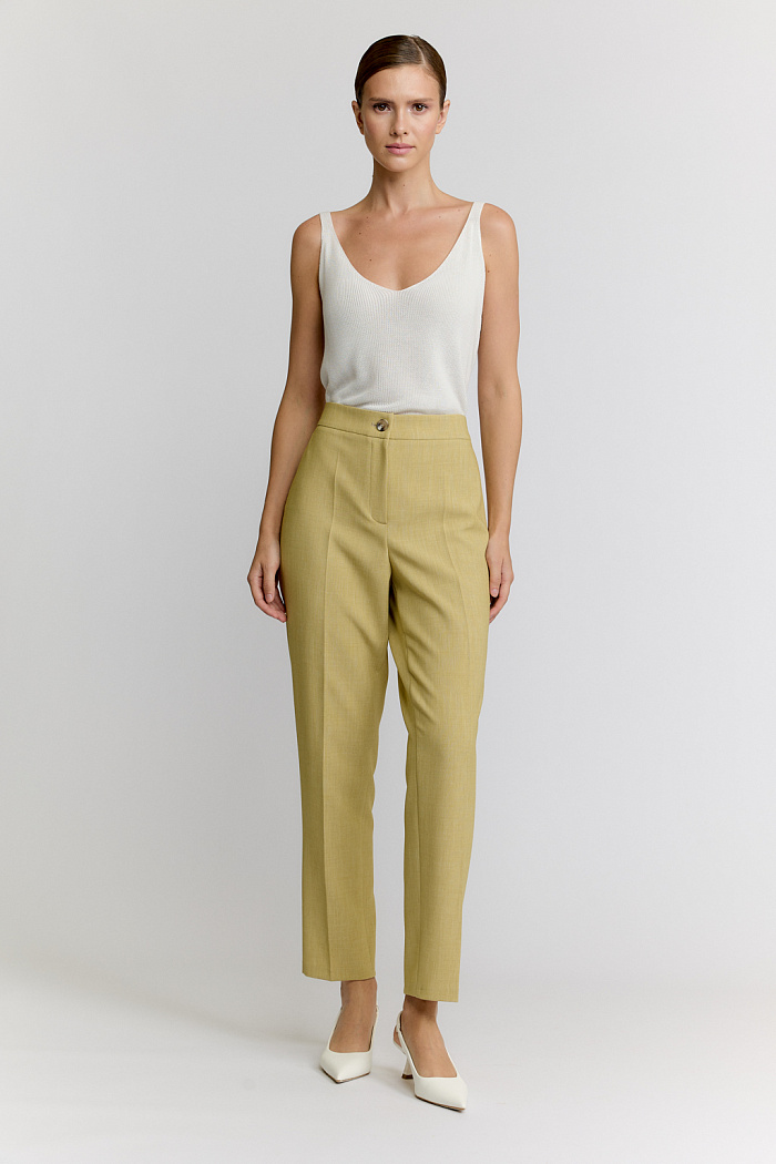 Укороченные зауженные книзу брюки с резинкой по задней части.