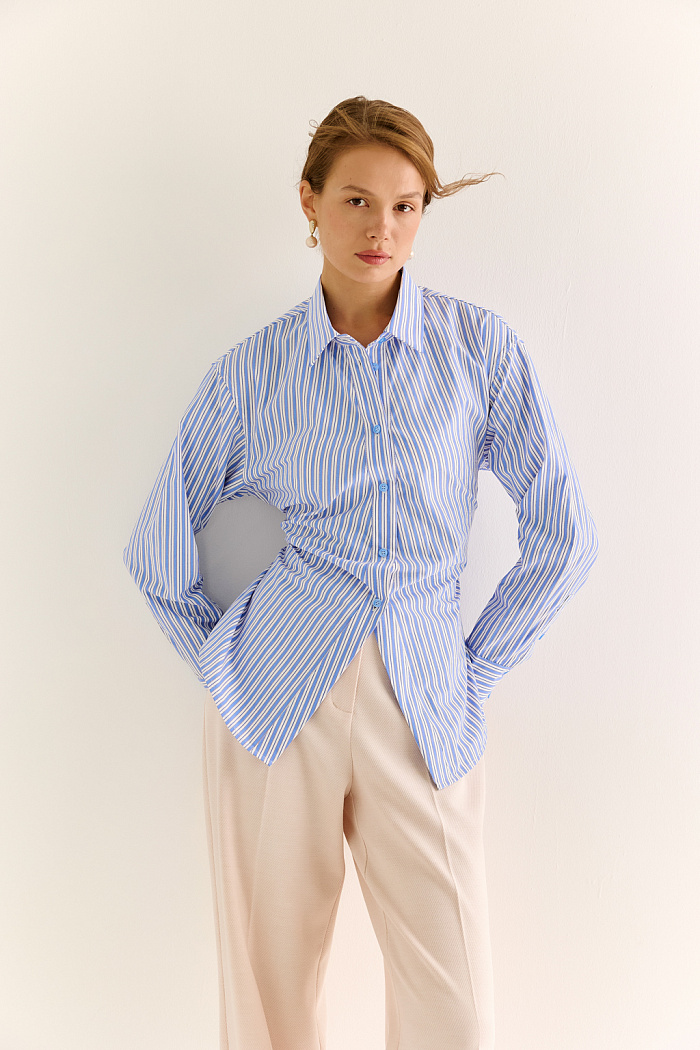 Рубашка со шнуровкой на спинке: силуэт, который запоминается

Эта рубашка — не просто базовая вещь, а выразительный элемент гардероба. Приталенный крой подчёркивает фигуру, а  шнуровка на спинке делают акцент на талии, формируя женственный, динамичный силуэт. Фигурный низ добавляет лёгкости, а строгий воротник и манжеты — контрастной строгости.

Носите с классическими брюками, юбкой-карандашом или джинсами — для эффектного образа в стиле «интеллектуальный романтизм».

Изысканная сложность, которая читается с первого взгляда.