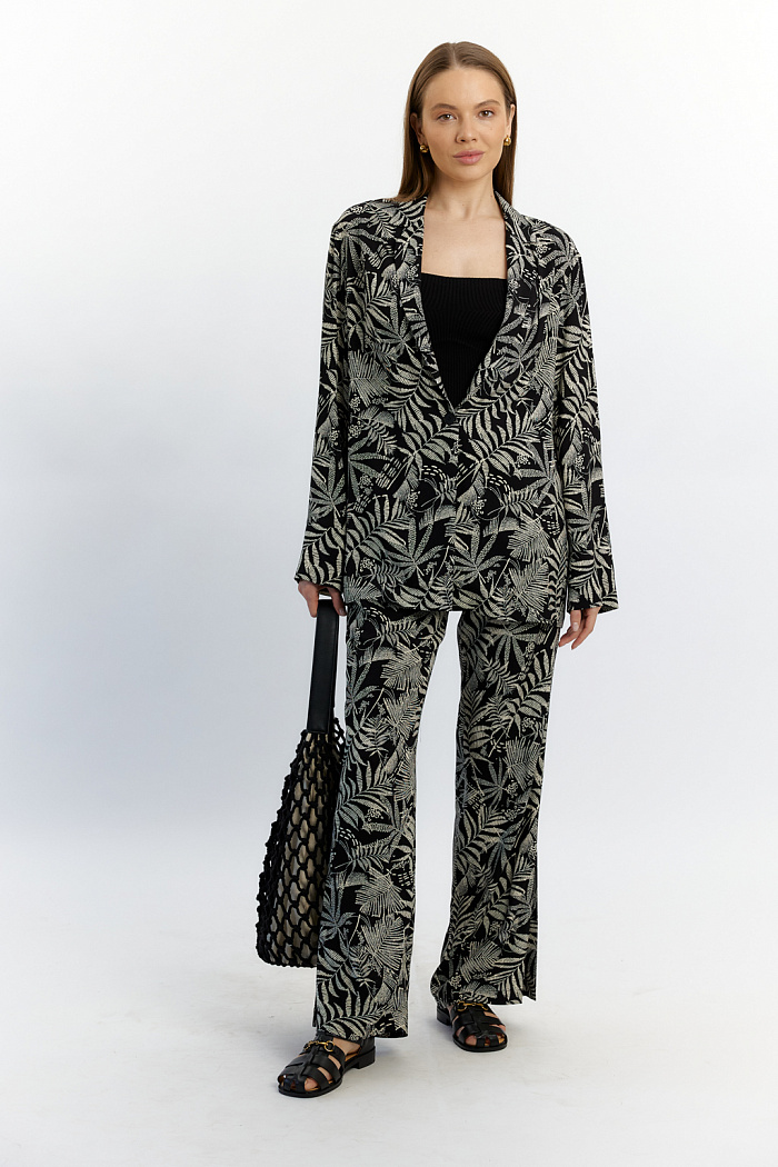 Брюки на резинке прямого кроя.