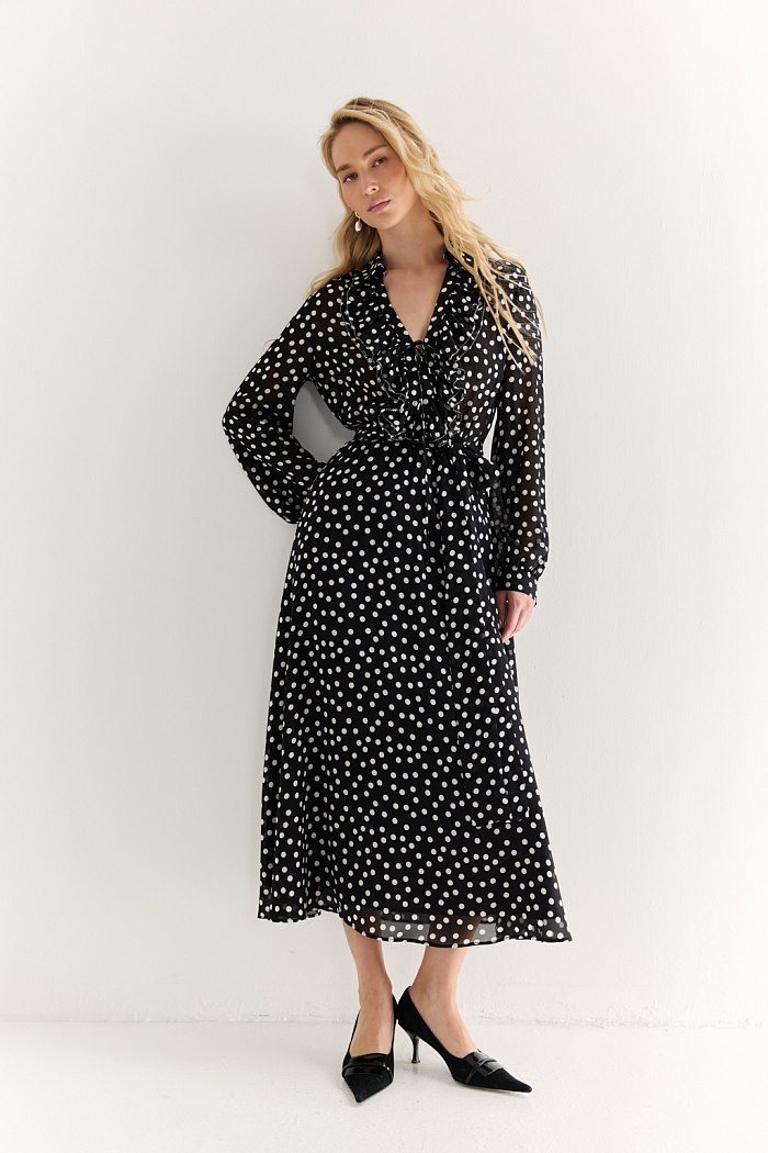 Платье миди в горох: винтажный шарм и деликатная женственностьЛёгкое платье из 100% вискозы с гороховым принтом — это дань утончённой романтике. Акцентная горловина с рюшами и завязками придаёт образу нотку винтажного шика. Прямой силуэт с мягким поясом подчёркивает талию, а длинная струящаяся юбка создаёт элегантную линию движения. Ткань из вискозы приятна к телу, дышит и красиво драпируется, делая это платье идеальным для повседневных прогулок, свиданий или лёгких выходов в свет.Нежность в каждом движении. Платье, которое говорит за вас.