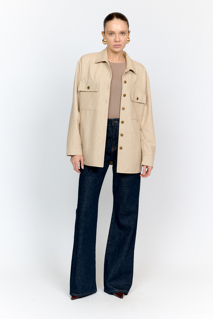 Рубашка свободного кроя с накладными карманами и застежкой на металлические пуговицы-болты из клетчатой костюмной ткани с peach-эффектом идеальна как для многослойных образов с футболками и водолазками, так и в качестве самостоятельной единицы.