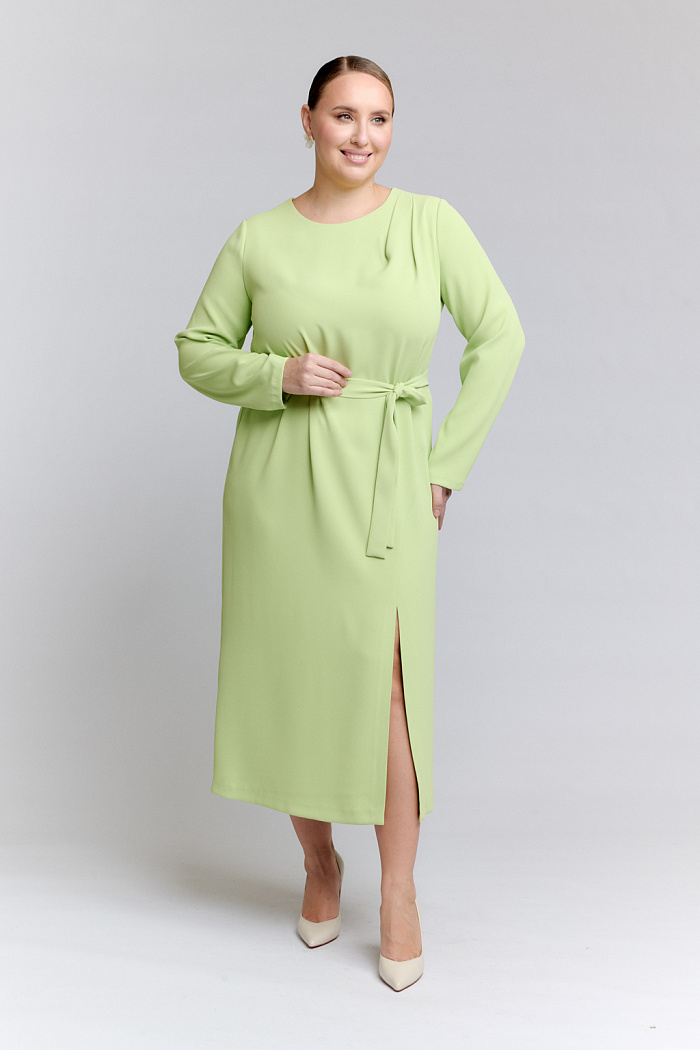 Прямое платье длиной миди с асимметричным вырезом по низу. В комплекте пояс из основной ткани.