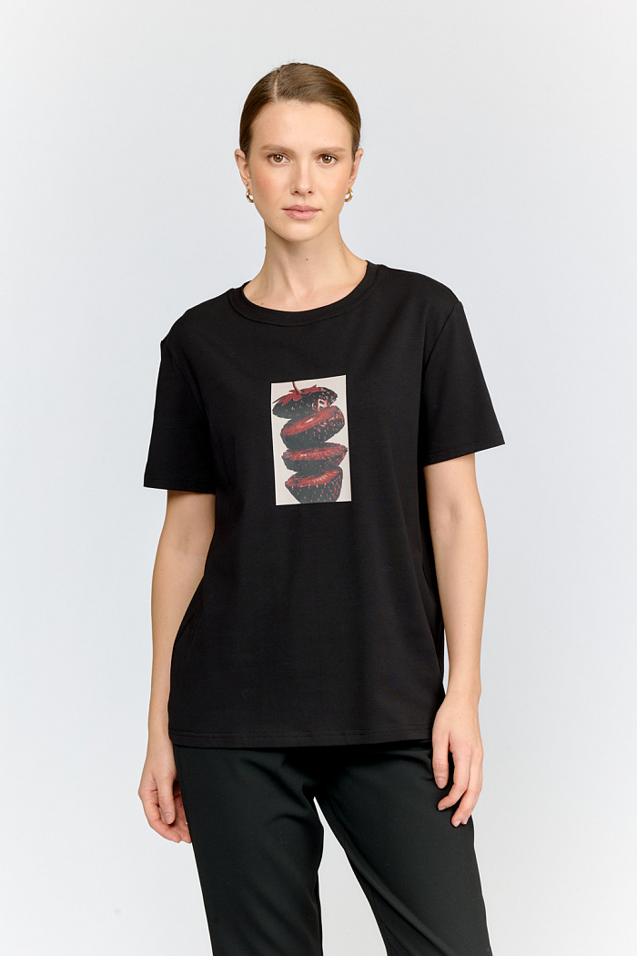 Прямая футболка в чёрном цвете с аппетитным принтом клубники. Мягкий трикотаж и комфортный крой создают идеальный баланс между стилем и удобством.
Универсальный чёрный фон и яркий ягодный принт делают футболку стильным дополнением как повседневного, так и спортивного гардероба.