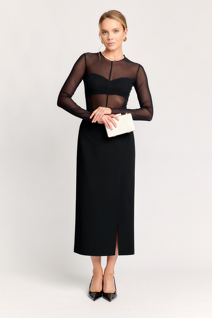 Юбка прямого кроя на обтачке. Длина миди, спереди разрез.