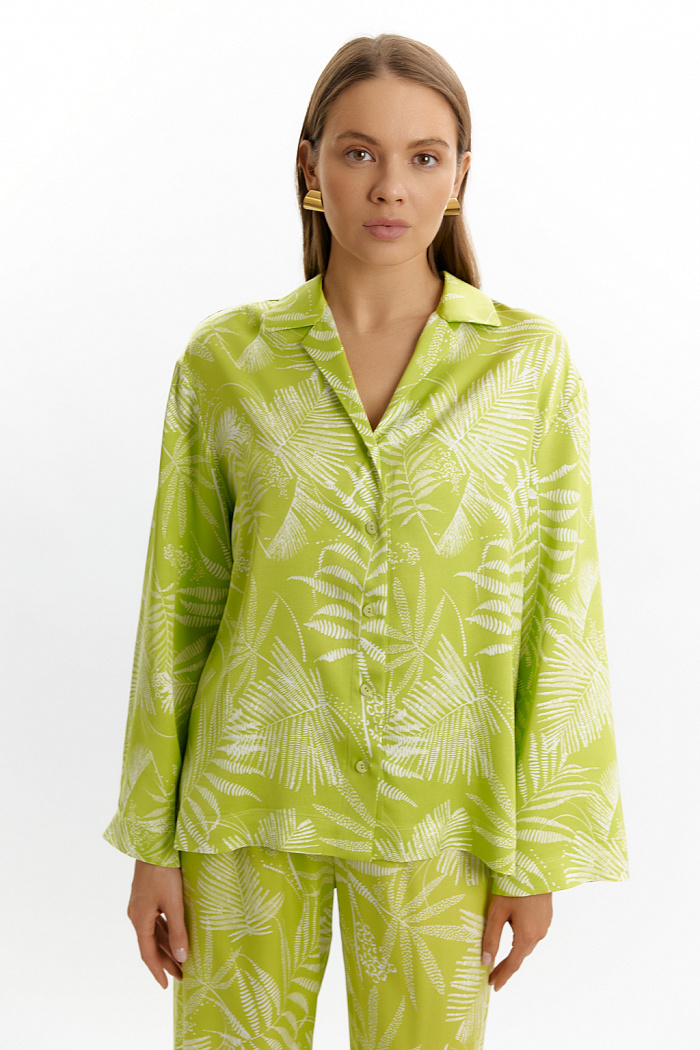 Рубашка с длинным рукавом свободного кроя. Застежка на пуговицах.