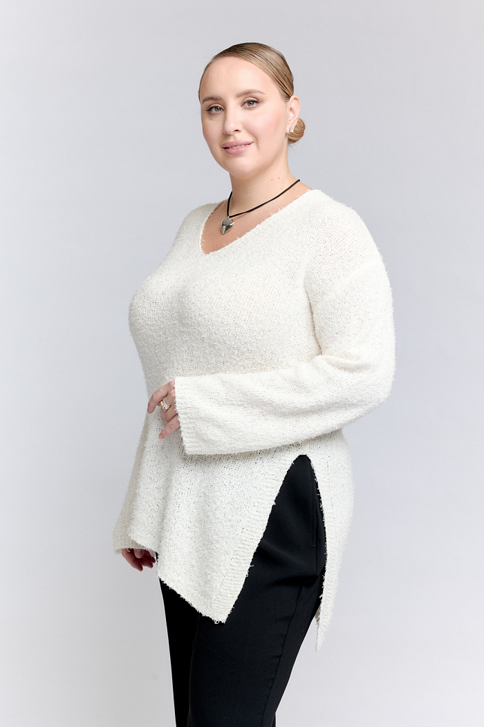 Джемпер оверсайз силуэта с V-образным вырезом горловины и ассиметричным низом.