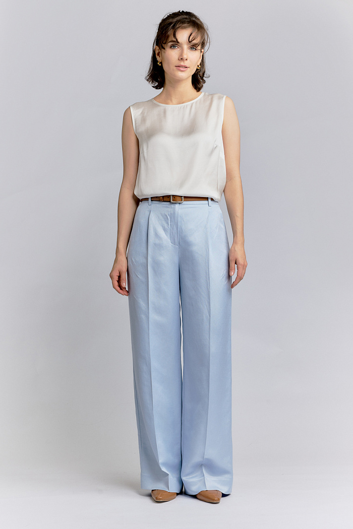 Брюки с защипами свободного кроя со стрелками. Застежка на пуговицу и молнию.