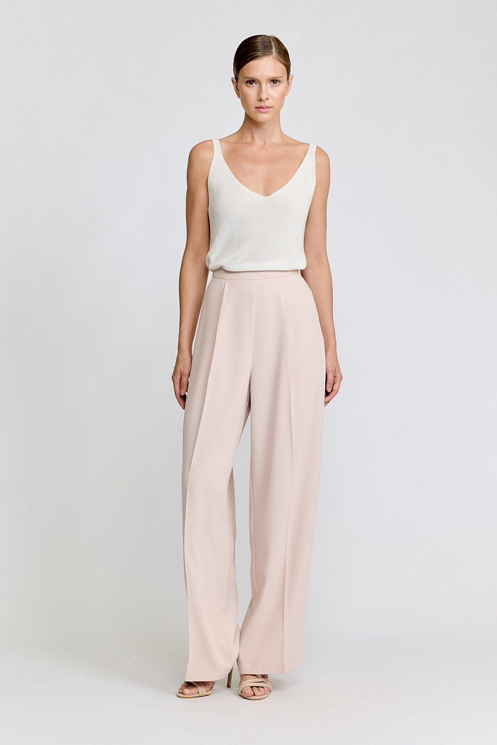 Широкие брюки с двумя складками на талии.