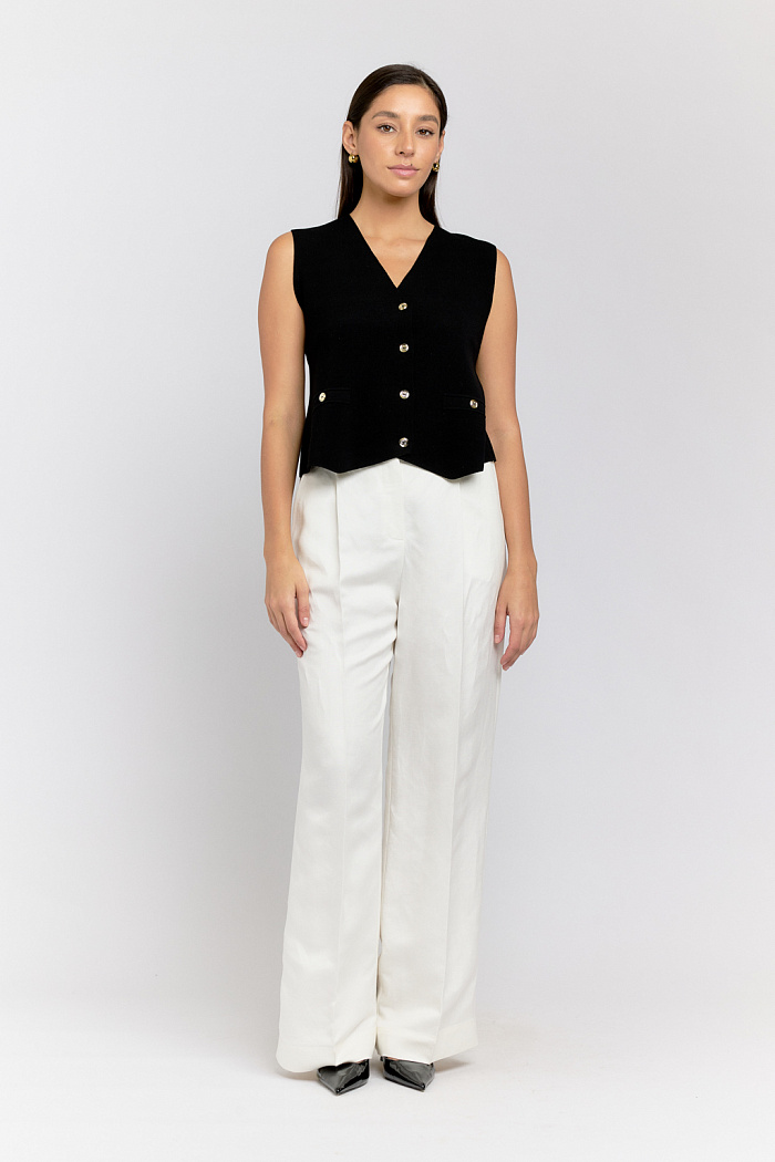 Жилет вязаный приталенного силуэта на пуговицах.