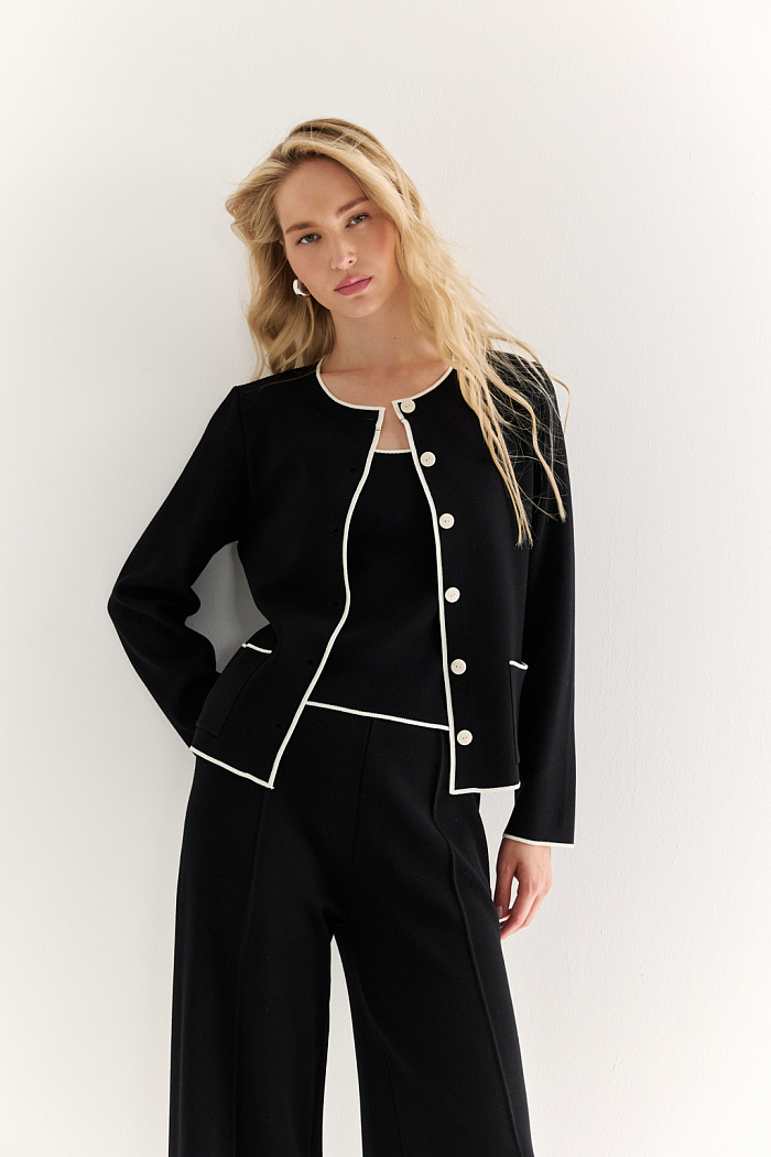 Жакет прямого силуэта длиной выше бедер с контрастной отделкой и застежкой на пуговицы. Рукав полной длины.