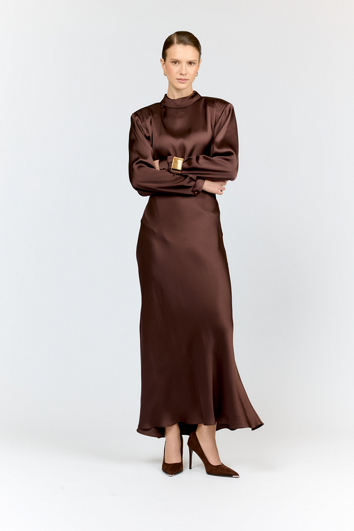 Роскошная макси-юбка силуэта «русалка» — must-have для истинных ценительниц элегантности! Премиальная вискоза с благородным шоколадным оттенком и деликатным матовым переливом создаёт безупречный силуэт. Изысканный крой подчёркивает фигуру, а максимальная длина делает образ по-настоящему королевским. Идеальна как для особых случаев, так и для создания эффектных повседневных луков.