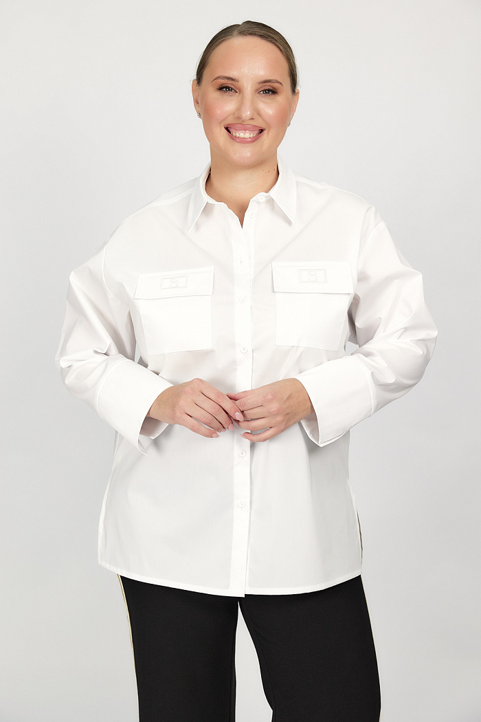 Блуза прямого силуэта с накладными карманами и декоративной вышивкой.