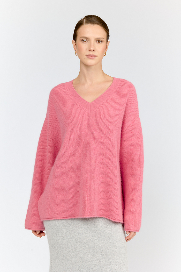 Джемпер с V-образным вырезом горловины длиной выше бедер