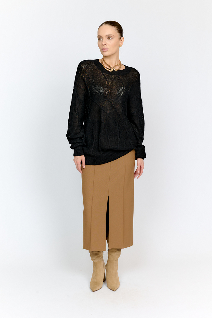 Нежный джемпер в базовом черном цвете из мягкой шерстяной пряжи с трендовым ажурным дизайном, круглой горловиной, со спущенной линией плеча и длинными рукавами имеет  свободный силуэт оверсайз. Уникальный узор привлекает внимание и придает образу стильный акцент.