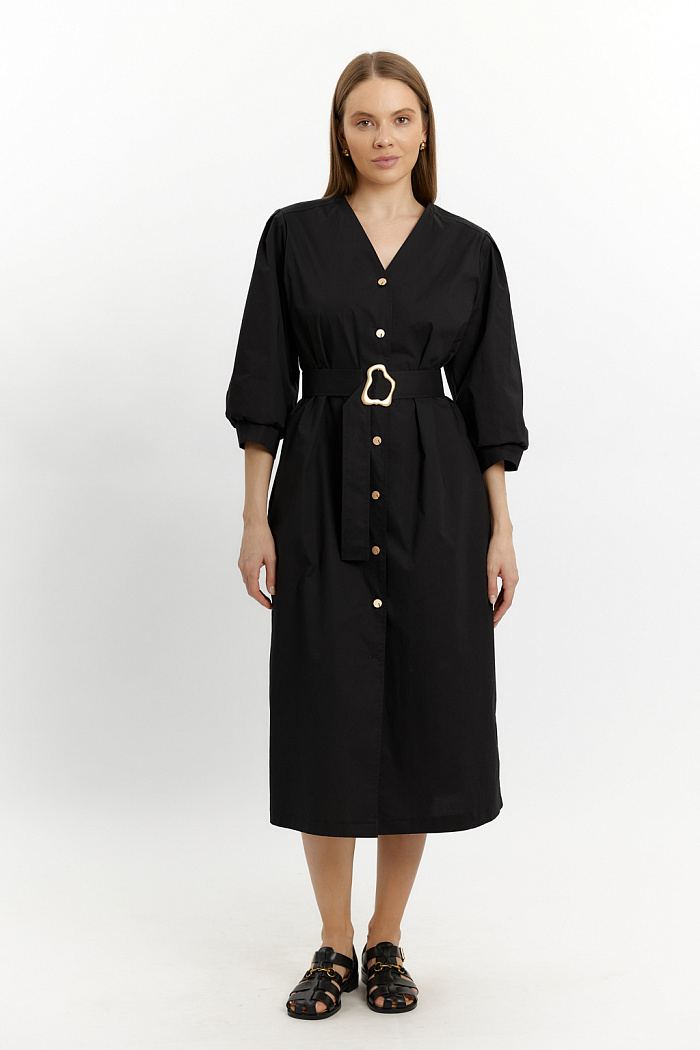 Платье без воротника на пуговицах. Рукав 3/4. Крой прямой. Длина миди. Пояс из основной ткани с пряжкой.
