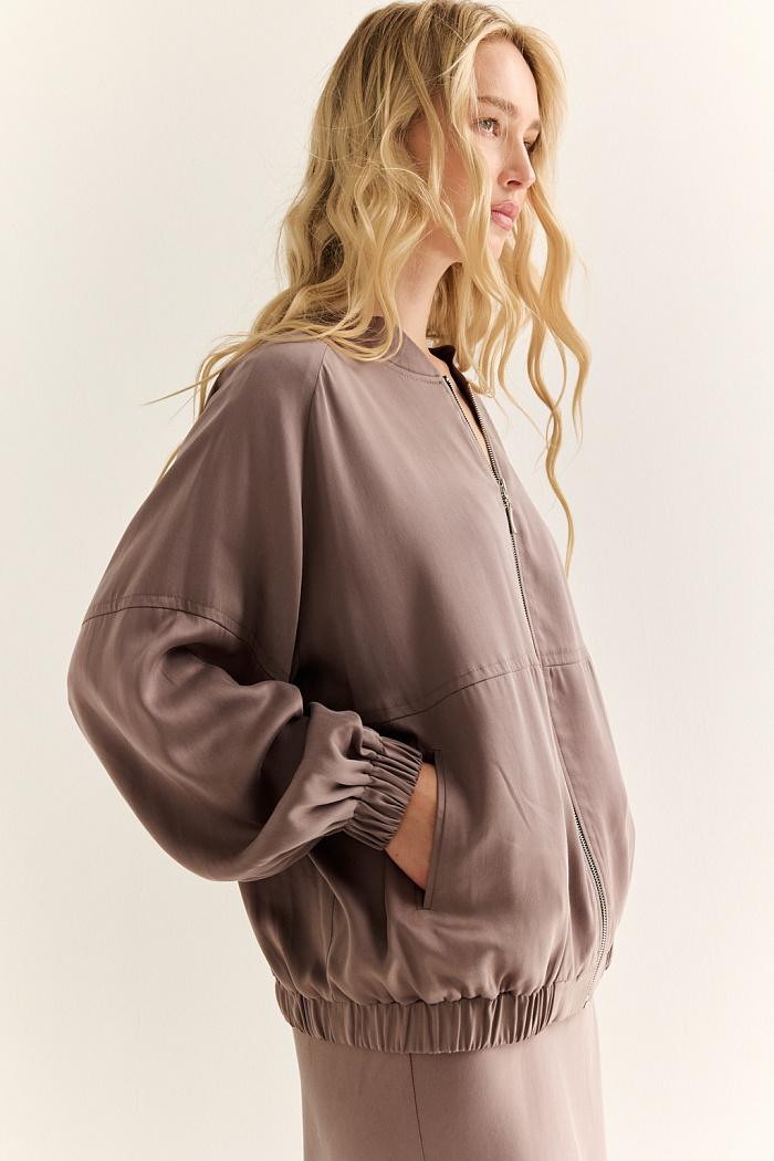 Бомбер из лиоцелла: лёгкость, комфорт и актуальный силуэт

Современный взгляд на классику. Этот бомбер выполнен из лиоцелла — дышащего и приятного к телу материала, который обеспечивает комфорт в течение всего дня. Мягкая текстура ткани создаёт расслабленное ощущение, а силуэт с объёмными рукавами и эластичной отделкой на манжетах и по низу добавляет динамики.

Лаконичный крой и аккуратные детали делают модель универсальной — бомбер легко впишется как в спортивный, так и в городской образ. Отличный выбор на каждый день: от прогулок до офисных будней в стиле casual.

Эко-осознанность в модном формате. Комфорт, который выглядит стильно.