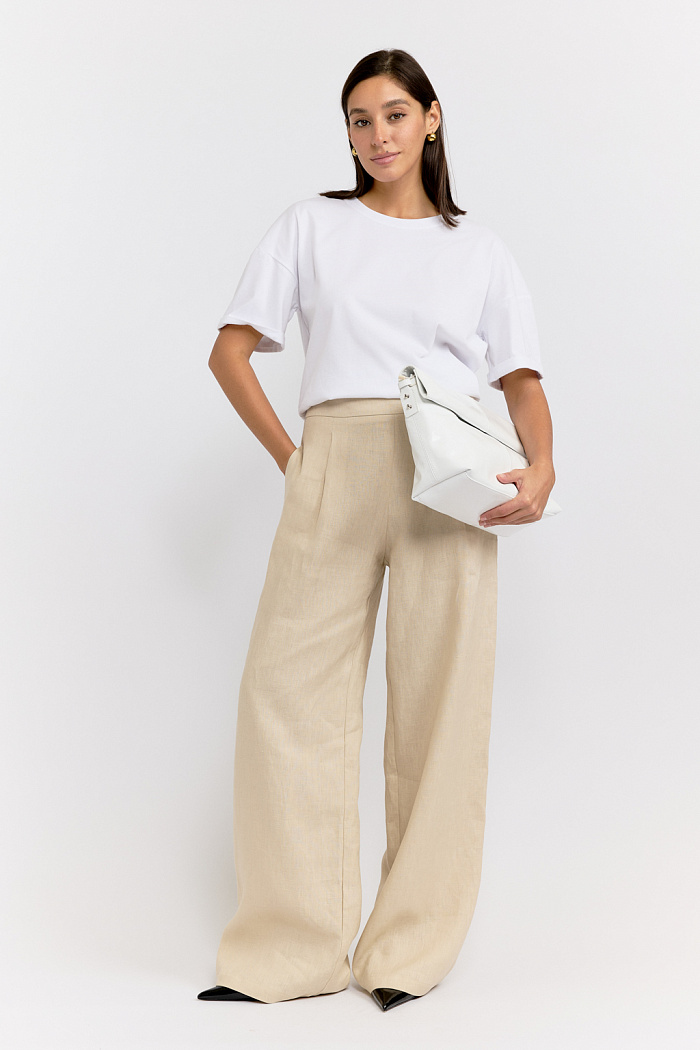 Брюки на поясе прямого солуэта с защипами. Карманы в боковых швах, сбоку молния.