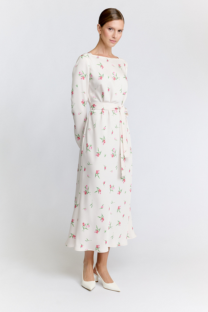 Платье длиной миди полуприлегающего силуэта с фигурным вырезом горловины. В комплекте пояс из основной ткани.