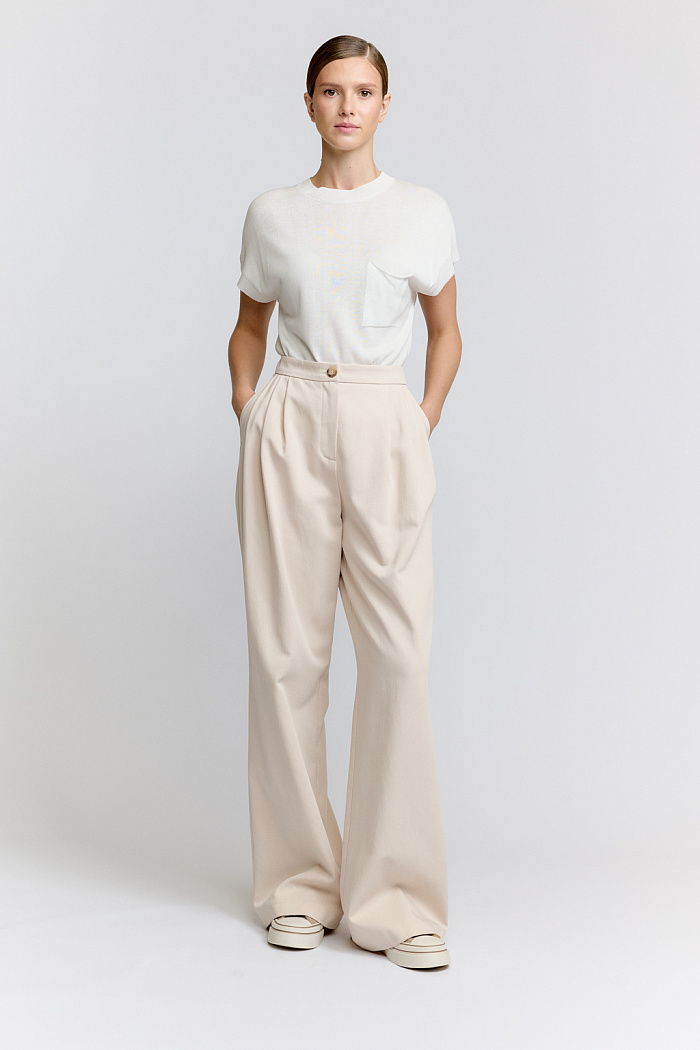 Широкие брюки с тремя складками по талии.